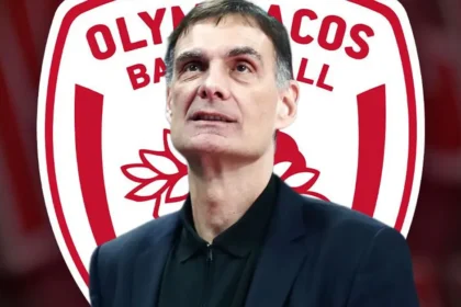 Ο Γιώργος Μπαρτζώκας δίνει παθιασμένος οδηγίες στους παίκτες του Ολυμπιακού σε αγώνα Euroleague.