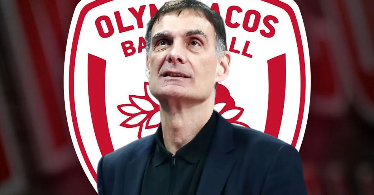 Ο Γιώργος Μπαρτζώκας δίνει παθιασμένος οδηγίες στους παίκτες του Ολυμπιακού σε αγώνα Euroleague.