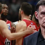 Ο Γιώργος Μπαρτζώκας σε έντονη στιγμή καθοδήγησης. Οι παίκτες του Ολυμπιακού την ώρα που πανηγυρίζουν