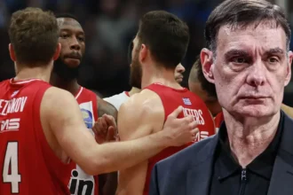 Ο Γιώργος Μπαρτζώκας σε έντονη στιγμή καθοδήγησης. Οι παίκτες του Ολυμπιακού την ώρα που πανηγυρίζουν