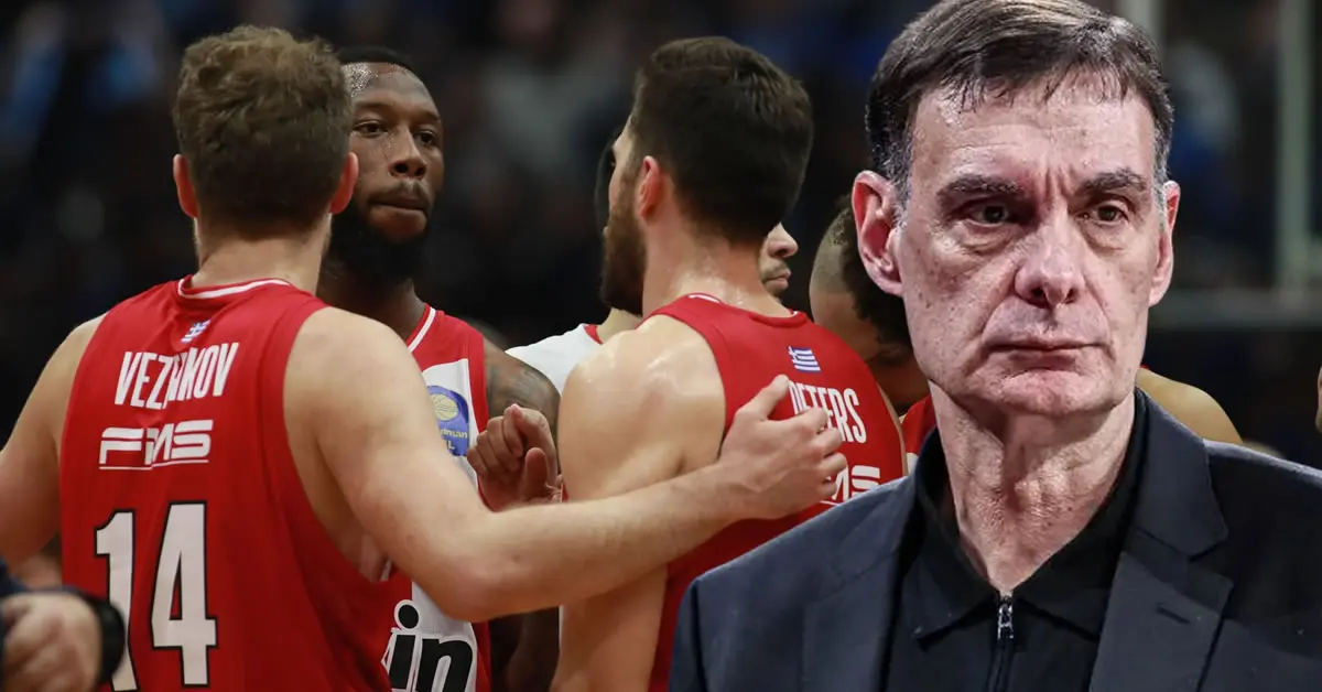 Ο Γιώργος Μπαρτζώκας σε έντονη στιγμή καθοδήγησης. Οι παίκτες του Ολυμπιακού την ώρα που πανηγυρίζουν