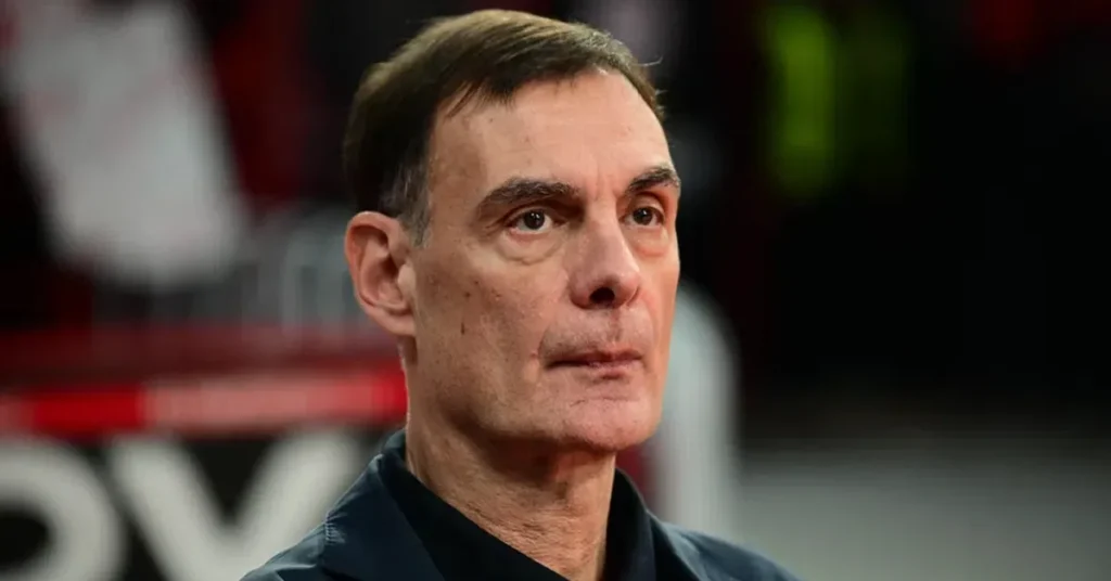 Ο Γιώργος Μπαρτζώκας σκεπτικός στον πάγκο του Ολυμπιακού