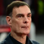 Ο Γιώργος Μπαρτζώκας σκεπτικός στον πάγκο του Ολυμπιακού