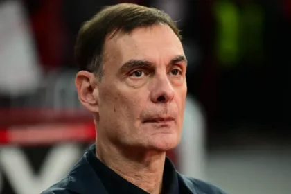 Ο Γιώργος Μπαρτζώκας σκεπτικός στον πάγκο του Ολυμπιακού