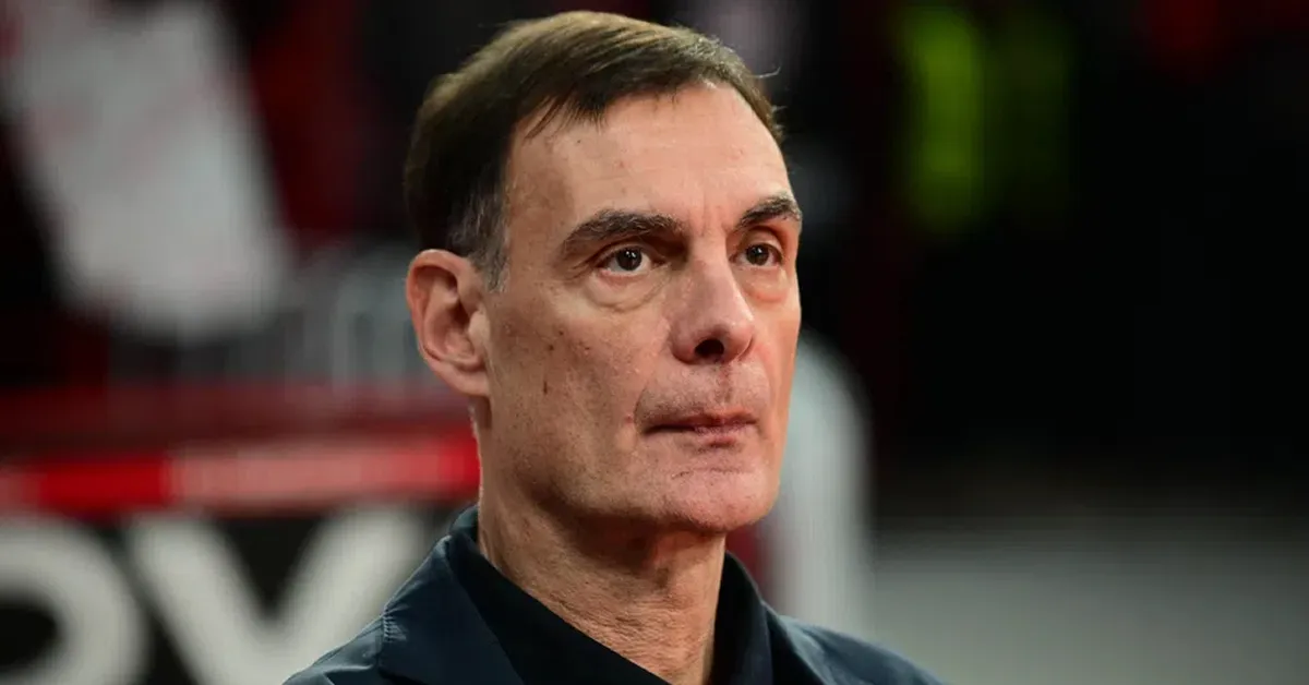 Ο Γιώργος Μπαρτζώκας σκεπτικός στον πάγκο του Ολυμπιακού