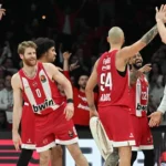 Παίκτες του Ολυμπιακού πανηγυρίζουν στο ΣΕΦ μετά τη νίκη επί του Προμηθέα Πάτρας.