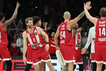 Παίκτες του Ολυμπιακού πανηγυρίζουν στο ΣΕΦ μετά τη νίκη επί του Προμηθέα Πάτρας.