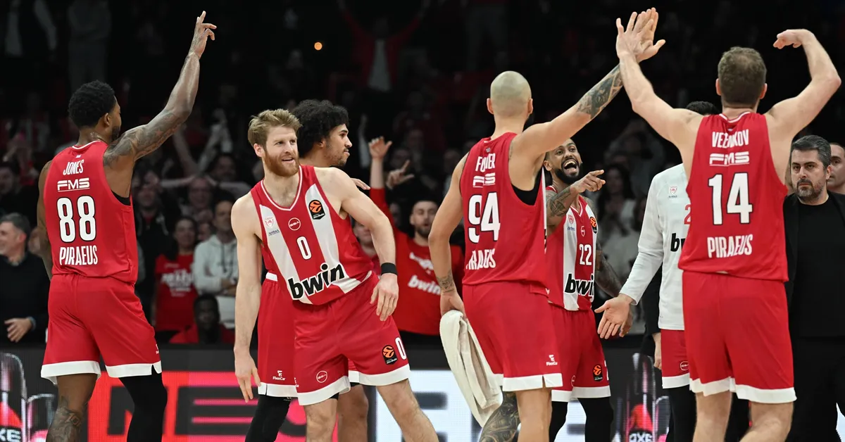 Παίκτες του Ολυμπιακού πανηγυρίζουν στο ΣΕΦ μετά τη νίκη επί του Προμηθέα Πάτρας.