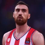 Ο Νίκολα Μιλουτίνοφ, ο Ταϊρίκ Τζόουνς και ο Ντόντα Χολ κυριαρχούν στη ρακέτα του Ολυμπιακού.