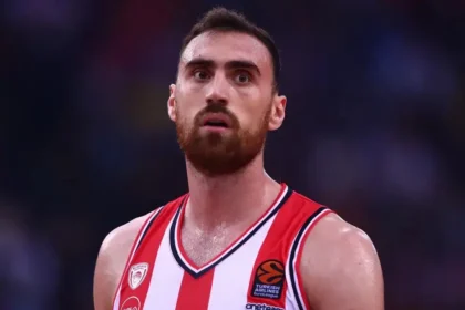 Ο Νίκολα Μιλουτίνοφ, ο Ταϊρίκ Τζόουνς και ο Ντόντα Χολ κυριαρχούν στη ρακέτα του Ολυμπιακού.