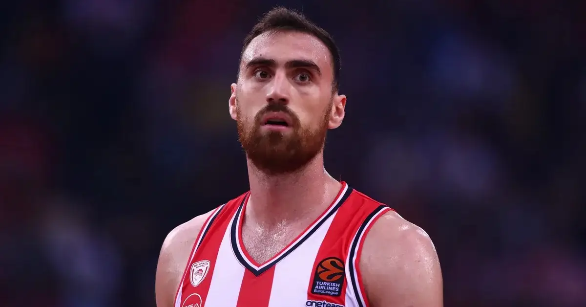 Ο Νίκολα Μιλουτίνοφ, ο Ταϊρίκ Τζόουνς και ο Ντόντα Χολ κυριαρχούν στη ρακέτα του Ολυμπιακού.