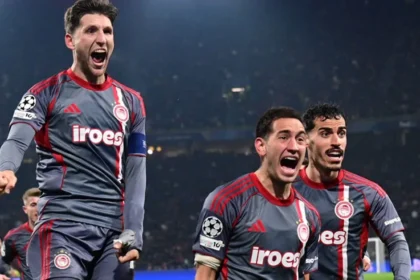 Οι παίκτες του Ολυμπιακού πανηγυρίζουν νίκη στο Champions League