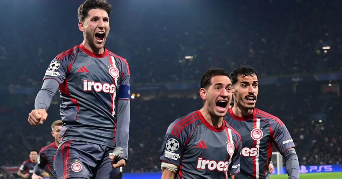 Οι παίκτες του Ολυμπιακού πανηγυρίζουν νίκη στο Champions League