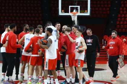 Οι παίκτες στο τέλος της προπόνησης πριν το Ολυμπιακός - Ερυθρός Αστέρας