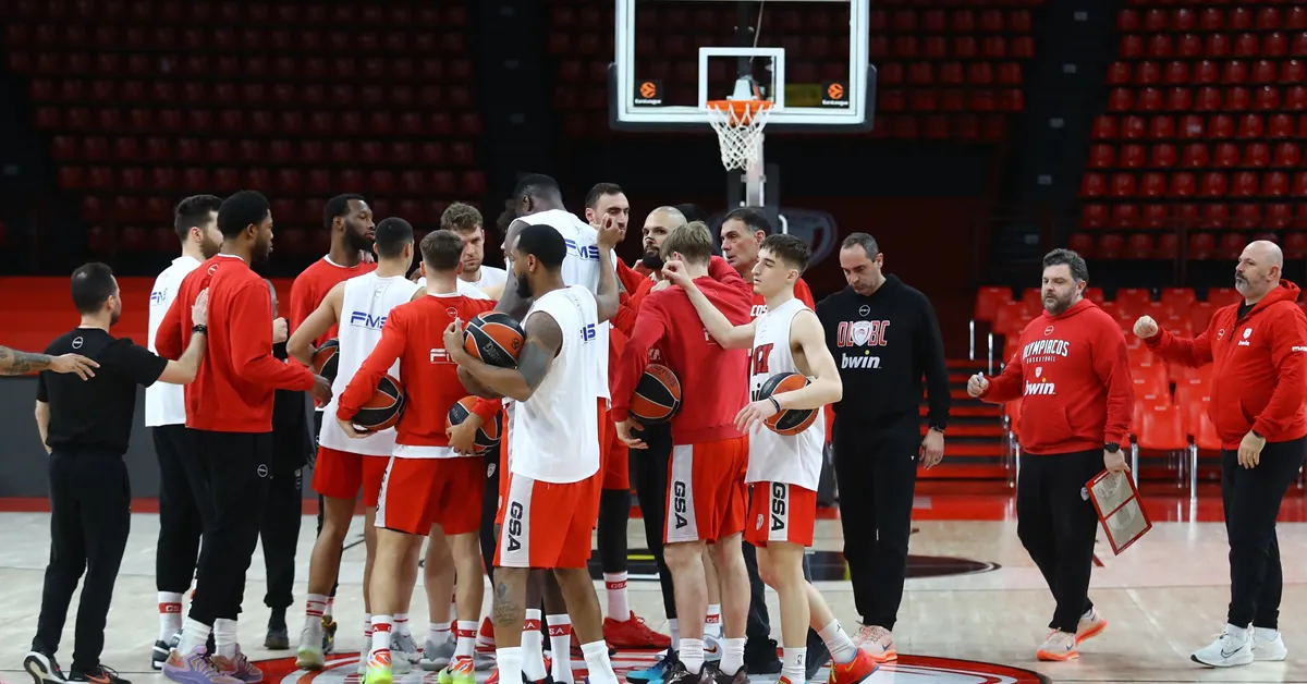 Οι παίκτες στο τέλος της προπόνησης πριν το Ολυμπιακός - Ερυθρός Αστέρας