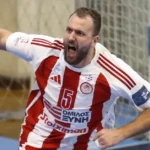 Παίκτες του Ολυμπιακού πανηγυρίζουν την κατάκτηση του Κυπέλλου Ελλάδας στο χάντμπολ