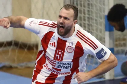 Παίκτες του Ολυμπιακού πανηγυρίζουν την κατάκτηση του Κυπέλλου Ελλάδας στο χάντμπολ