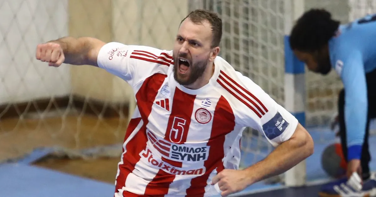 Παίκτες του Ολυμπιακού πανηγυρίζουν την κατάκτηση του Κυπέλλου Ελλάδας στο χάντμπολ