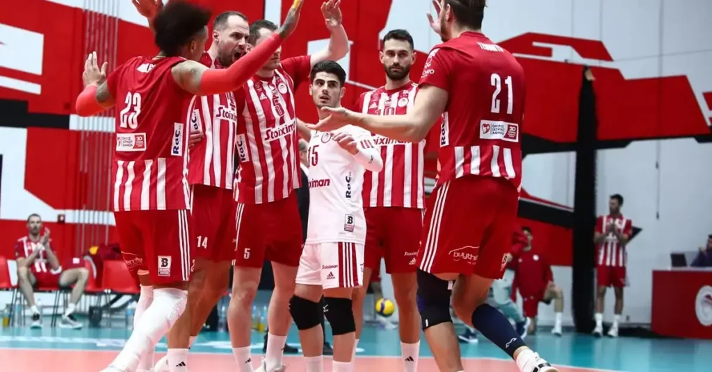 Παίκτες του Ολυμπιακού σε προσπάθεια για μπλοκ απέναντι στην Κηφισιά για την Volley League