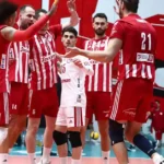 Παίκτες του Ολυμπιακού σε προσπάθεια για μπλοκ απέναντι στην Κηφισιά για την Volley League