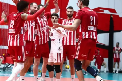 Παίκτες του Ολυμπιακού σε προσπάθεια για μπλοκ απέναντι στην Κηφισιά για την Volley League