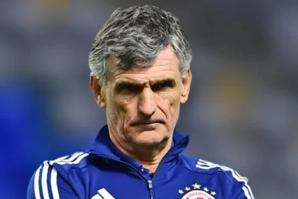 Ο Χοσέ Λουίς Μεντιλίμπαρ προβληματισμένος στην προπόνηση του Ολυμπιακού στου Ρέντη μιλάει στους παίκτες