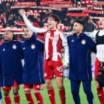 Οι παίκτες του Ολυμπιακού πανηγυρίζουν μετά απο νίκη στο champions league