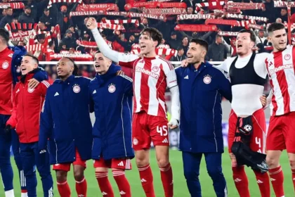 Οι παίκτες του Ολυμπιακού πανηγυρίζουν μετά απο νίκη στο champions league