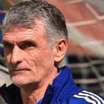 O Χοσέ Μεντιλίμπαρ όρθιος στον πάγκο να κοιτάζει προβληματισμένος τον αγωνιστικό χώρο