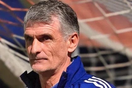 O Χοσέ Μεντιλίμπαρ όρθιος στον πάγκο να κοιτάζει προβληματισμένος τον αγωνιστικό χώρο