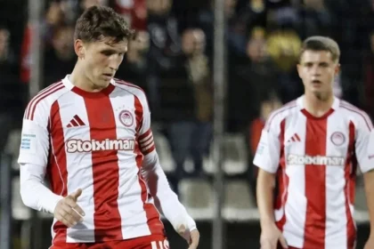 Παίκτες του Ολυμπιακού απογοητευμένοι μετά τη λήξη του αγώνα με τον Λεβαδειακό