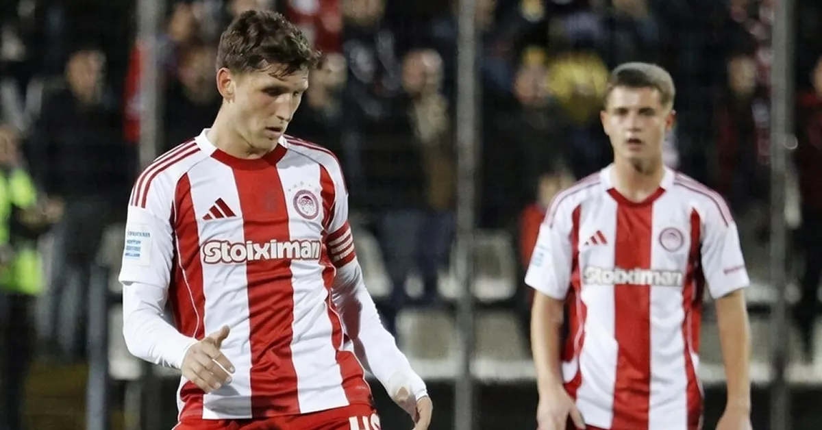 Παίκτες του Ολυμπιακού απογοητευμένοι μετά τη λήξη του αγώνα με τον Λεβαδειακό