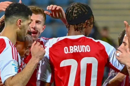 Παίκτες του Ολυμπιακού πανηγυρίζουν σε αγώνα