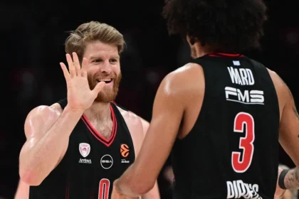 Παίκτες του Ολυμπιακού σε προσπάθεια στο ΣΕΦ