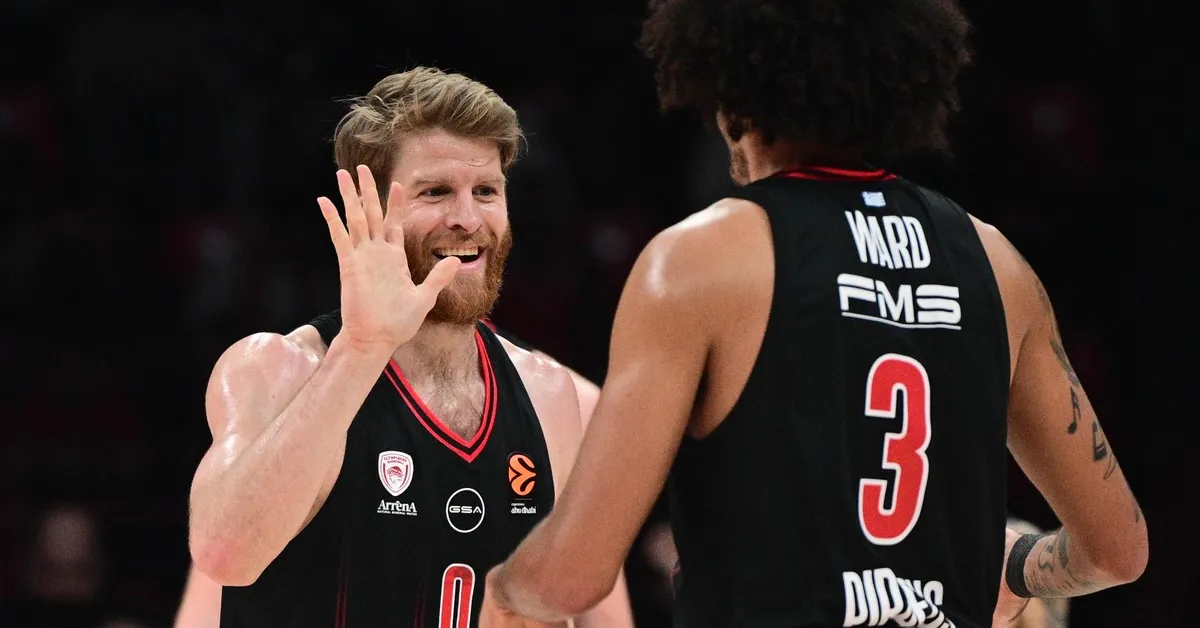 Παίκτες του Ολυμπιακού σε προσπάθεια στο ΣΕΦ