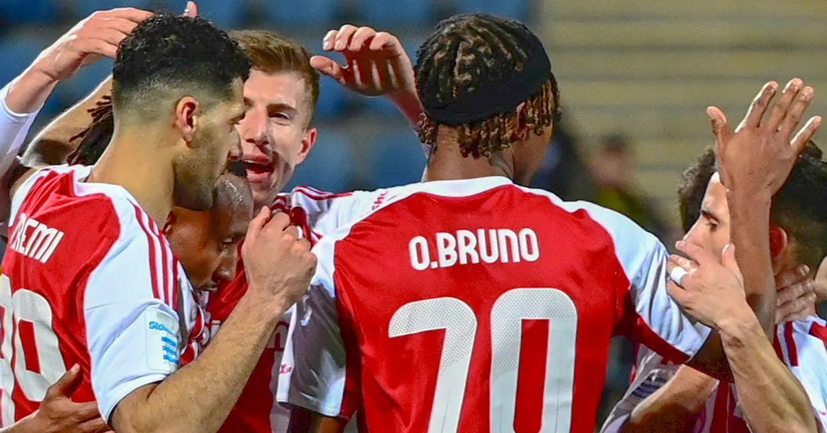 Παίκτες του Ολυμπιακού σε πανηγυρισμό γκολ