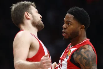 Βεζένκοφ και Τζόουνς του Ολυμπιακού σε πανηγυρισμό στο ΣΕΦ σε αγώνα της Euroleague