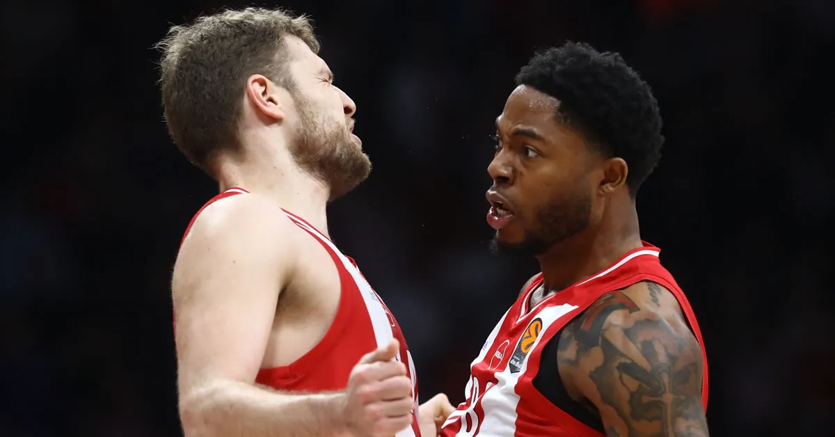 Βεζένκοφ και Τζόουνς του Ολυμπιακού σε πανηγυρισμό στο ΣΕΦ σε αγώνα της Euroleague