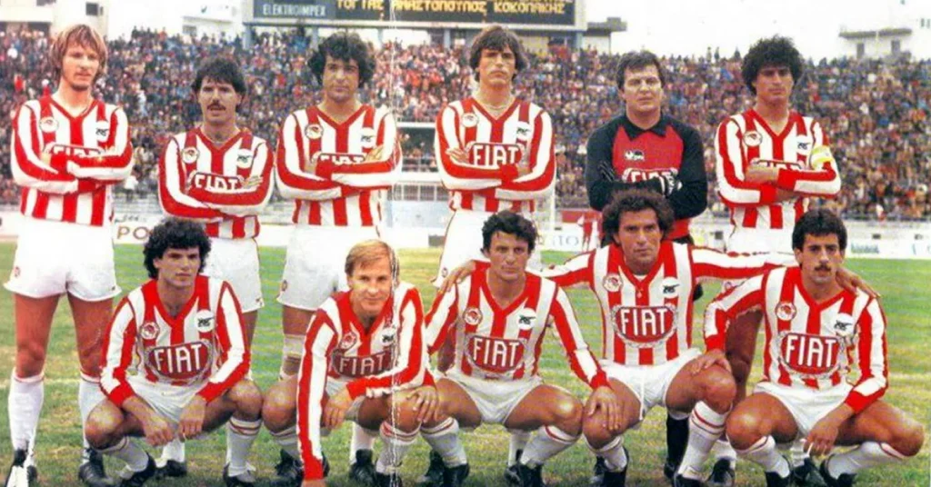 Η ενδεκάδα του Ολυμπιακού τη σεζόν 1982-83 στο Καραϊσκάκη: Όρθιοι οι Τόγιας, Αναστόπουλος, Παπαδόπουλος, Μητρόπουλος, Πουπάκης, Βαμβακούλας. Κάτω οι Κοκολάκης, Γούναρης, Κουσουλάκης, Αργυρούλης, Εσταβίλιο.