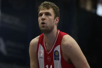 Ο Σάσα Βεζένκοφ έτοιμος να βάλει μια ακόμα βολή στην νίκη που πέτυχε ο Ολυμπιακός στο Ιβανώφειο