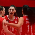 Παίκτριες του Ολυμπιακού πανηγυρίζουν πόντο σε αγώνα