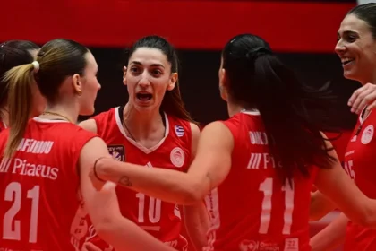 Παίκτριες του Ολυμπιακού πανηγυρίζουν πόντο σε αγώνα