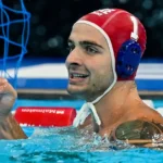 O τερματοφύλακας του Ολυμπιακού σφίγγει τις γροθιές του