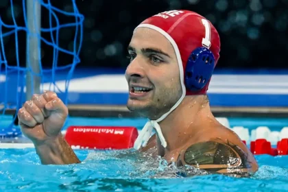 O τερματοφύλακας του Ολυμπιακού σφίγγει τις γροθιές του