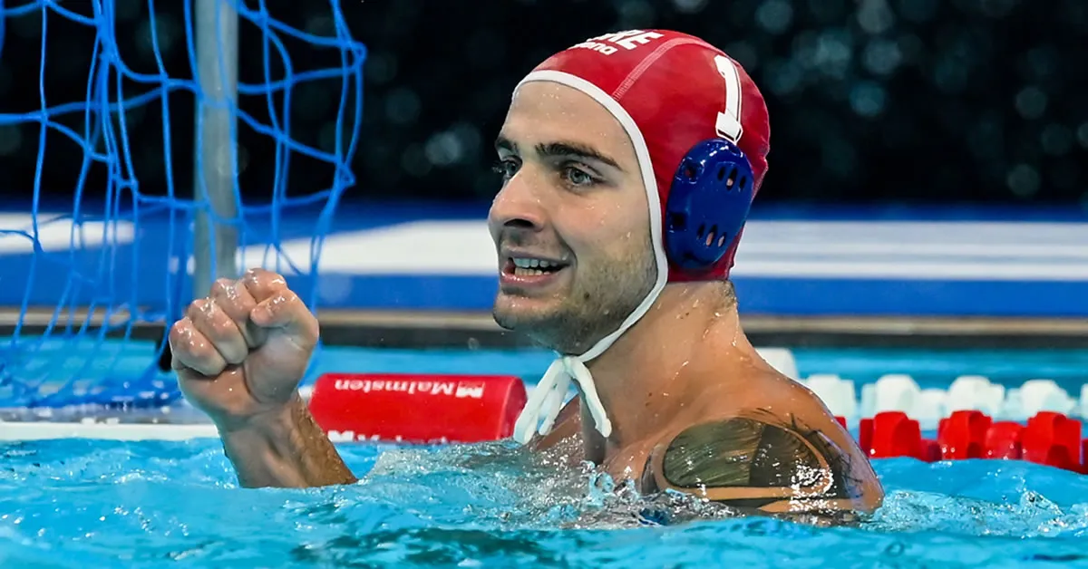 O τερματοφύλακας του Ολυμπιακού σφίγγει τις γροθιές του