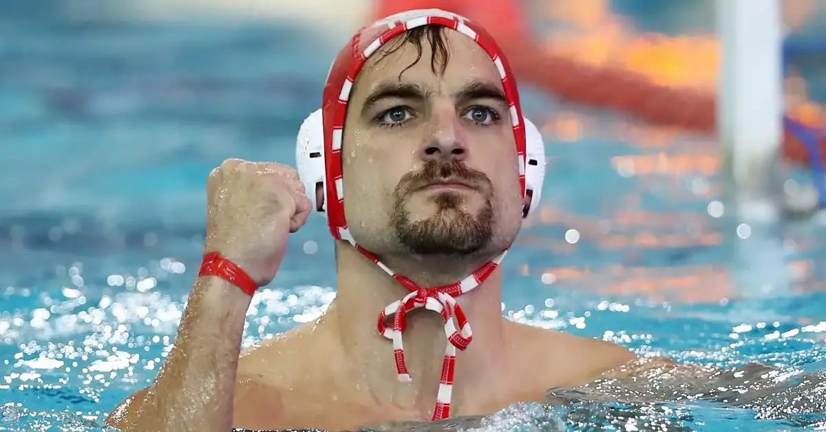 Παίκτης του Ολυμπιακού πανηγυρίζει μέσα στο νερό