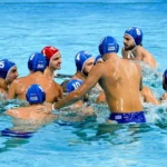 Παίκτες του Ολυμπιακού στο πόλο πανηγυρίζουν στο Παπαστράτειο