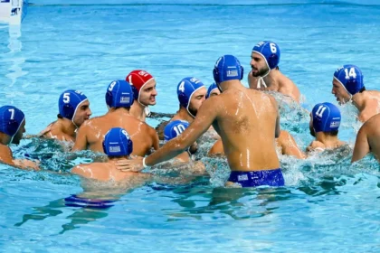 Παίκτες του Ολυμπιακού στο πόλο πανηγυρίζουν στο Παπαστράτειο