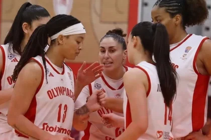Οι παίκτριες του Ολυμπιακού συζητούν πως θα αντιμετωπίσουν τον ΠΑΟΚ