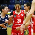 Οι παίκτριες του Ολυμπιακού πανηγυρίζουν έναν πόντο από μπλοκ στο ντέρμπι με την ΑΕΚ